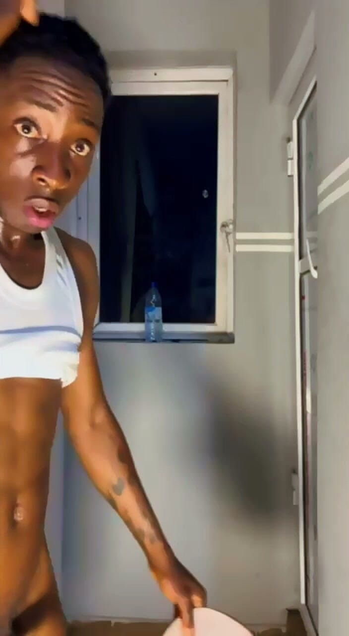 BLACKSHOOTERR: Dickpresido o fute pe Little Femboy în baie..