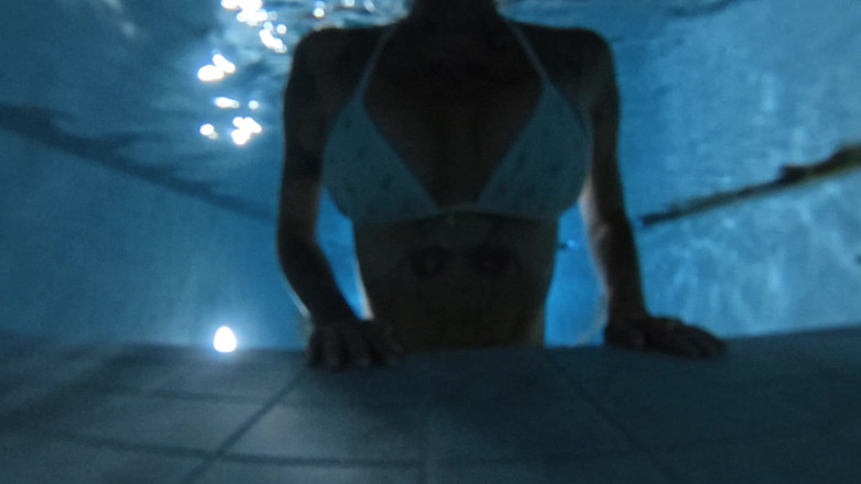 Skully inkson: Baignade sous l’eau la nuit