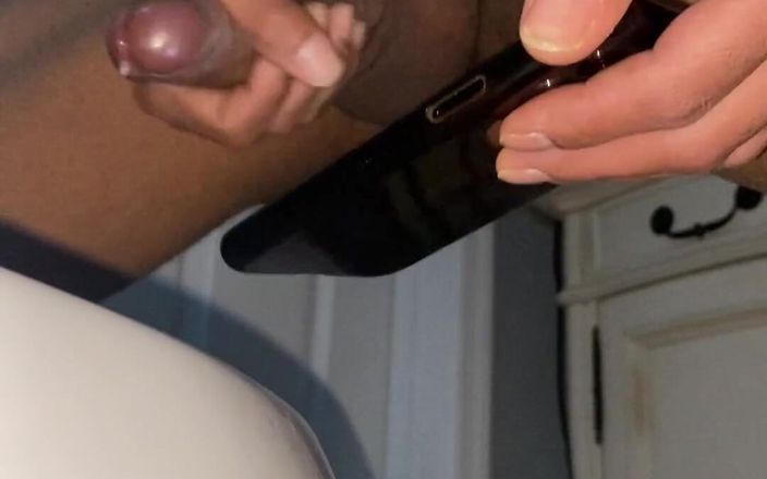 Kimora Creams: Ragazza trans che guarda porno e sborra in bagno