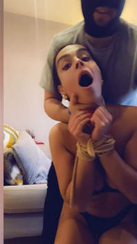 Latina amarrada e amordaçada, mas ela adora!
