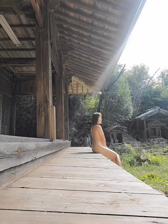 Mayumi Kanzaki: Jednoho letního dne byla nahá dospělá žena a natáčela venku