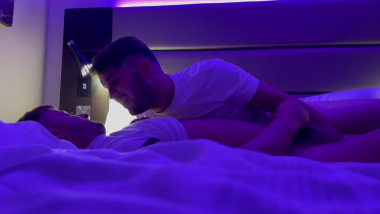 GlennandSonny: Udělala mu dobře hra s bradavkami