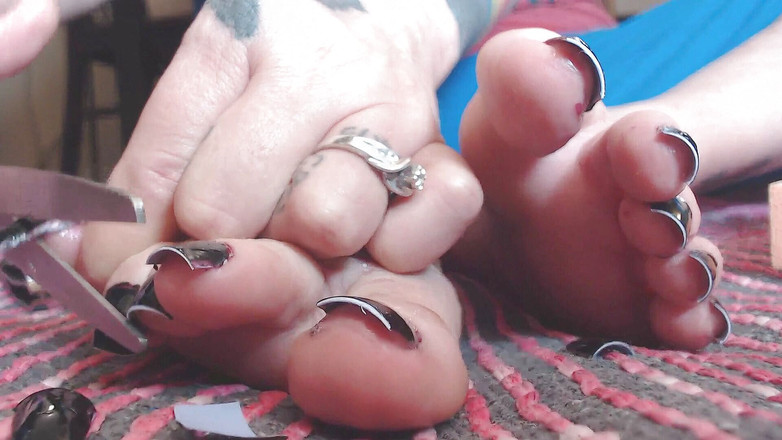 Abby Anna: Odříznutí dlouhých falešných nehtů s černými prsty