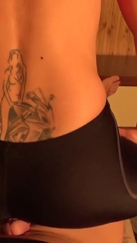 Het MILF älskar att torka en kuk med sin heta stora röv i yogabyxor