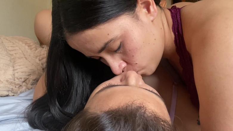 zoemelissa: Ich lutsche die riesige Zunge einer Lesbe, sie fickt mich...