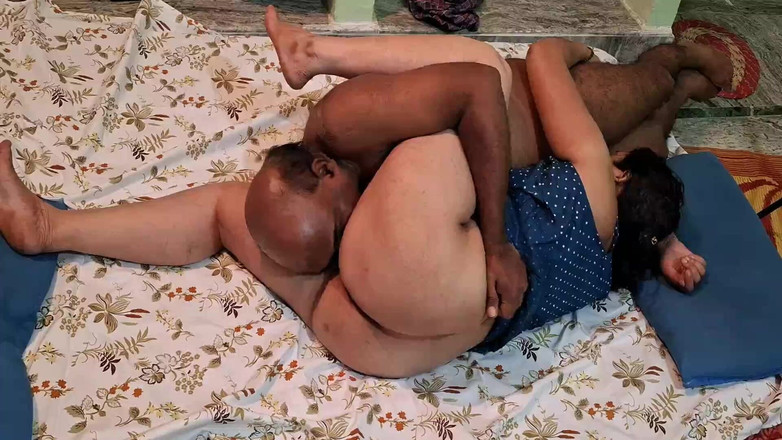 Sexy sindu: बड़े स्तनों वाली भारतीय गृहिणी पति के साथ सेक्स कर रही है