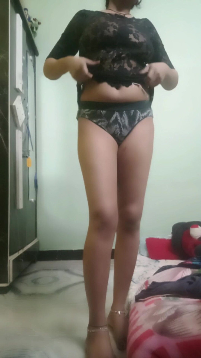 Desi_Tease_Queen: Desi mädchen in schwarz durchsichtiges top &amp; höschen - transparentes necken