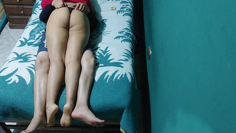Josyandhot: Hintçe sesli hint pornosu Hintli yenge ile yatağı paylaşıyor