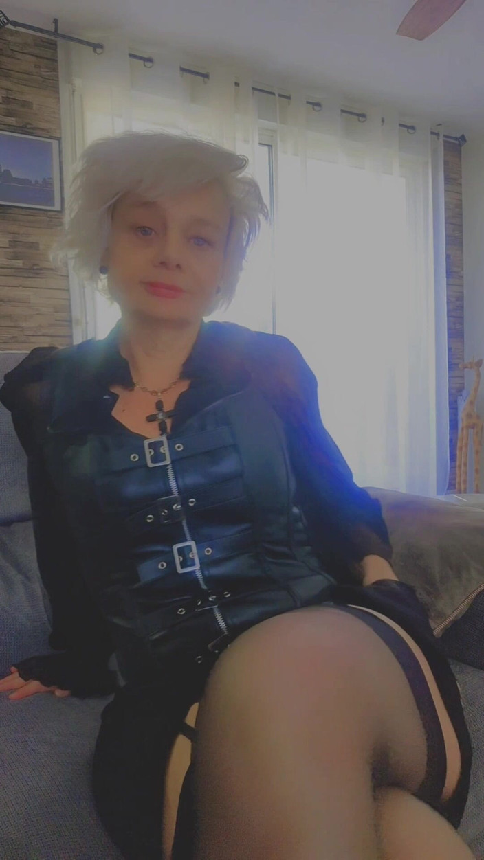 Sofy13: Kompilacja Dojrzałej Kobiety, Która Uwielbia Nosić Skórę