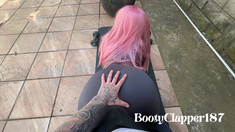 BootyClapper187: Mi Ha Strappato I Leggings Yoga E Mi Ha Dentro