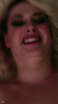 Busty Siri pokazuje cumload po fucked ...