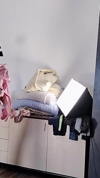 เมียมือสมัครเล่นสนุกกับการลองเสื้อผ้าและตัดมัน