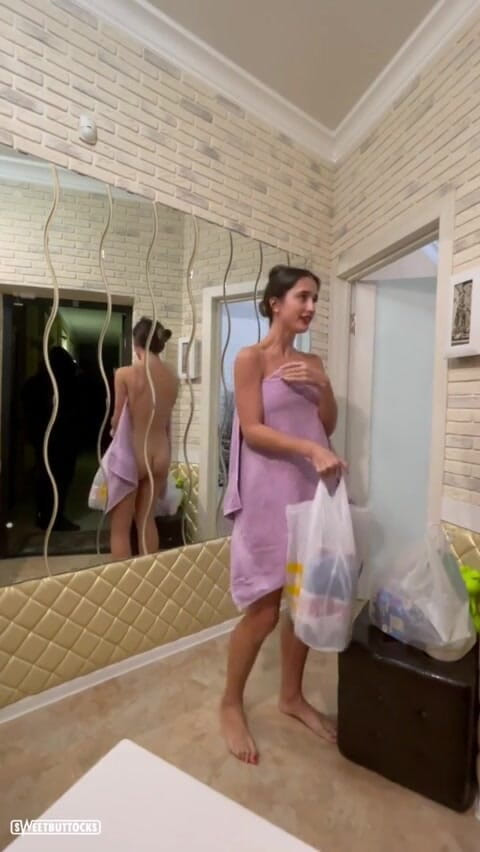 SweetButtocks: Dua pria pengantar barang membawakanku paket sekaligus