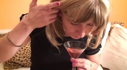 Femdom Austria: ราชินีเฟติช ลูซิลล่า เสิร์ฟเครื่องดื่มพิเศษสุด