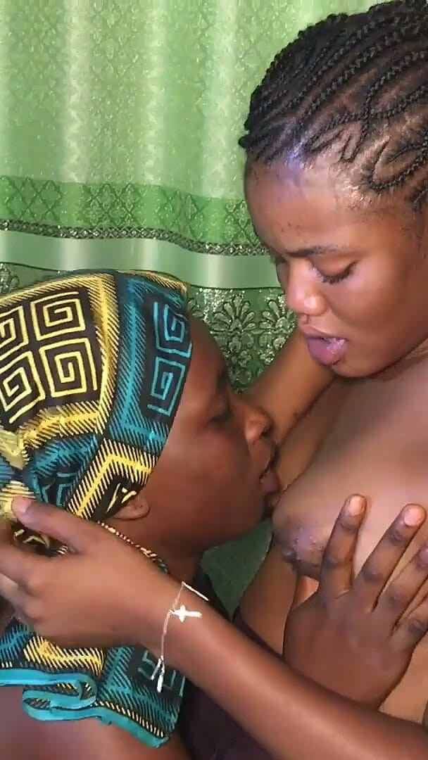 Lesbians pornshow: Moja przyrodnia córka ma słodką cipkę