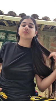 Remaja latina berkelip buah dada