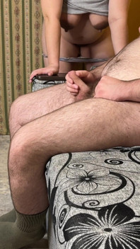 Podvádějící manželka přijímá creampie do její kundičky od cizince před jejím paroháčským manžílkem - Mléčná Mari