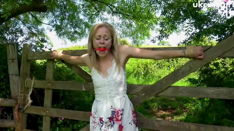 UKCuteGirl Lucy Lauren: Damsel bunden till Gate Cruci fix bondage &amp;ballgagged