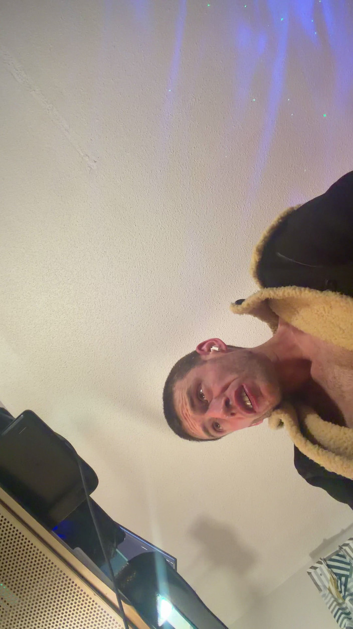 Savage confidence: Die Kamera schaut zu mir hoch, während ich mir einen...