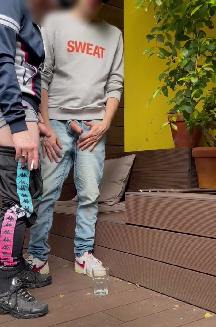 AmateurBoysPissing: 2 chàng trai cố gắng đi tiểu trong một ly