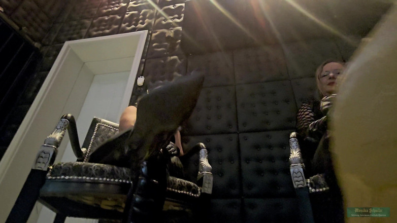 Strict Senz: Sheela Sinner &amp; Monika Шмідт, інструкція з мінету, плювання їжею, дроблення дупи, словесне приниження, частина 2