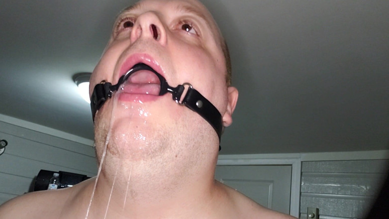 Charlieboy69: Gola profonda con un dildo da 7 pollici con un anello...