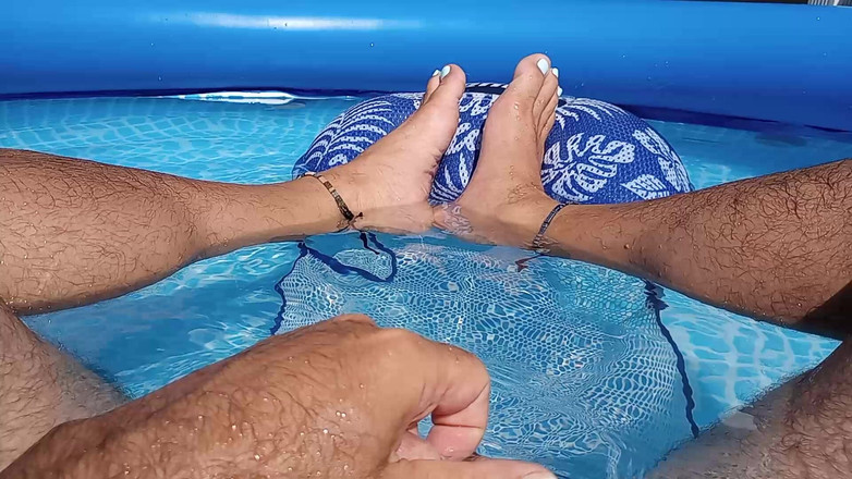 Midsouth Foot Fetish: Předvádím své mokré nohy v bazénu
