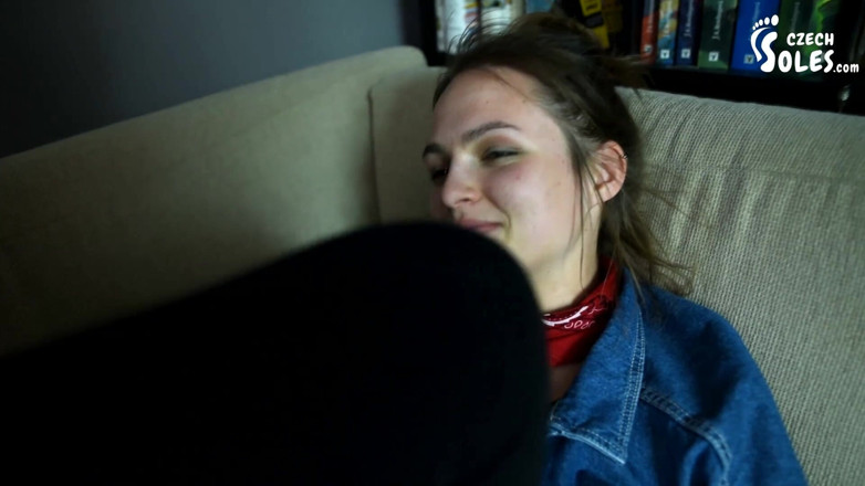 Czech Soles - foot fetish content: I piedi grandi e piccoli degli studenti fanno un confronto