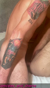 Scopo la mia vicina etero per la prima volta poi mi capovolge e spinge il suo cazzo fino in fondo dentro e mi martella via