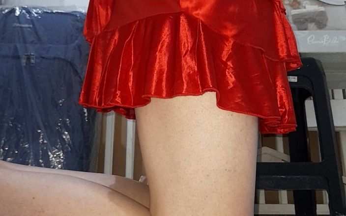 Naomisinka: Crossdressing und squirting in rotem satin sexy minikleid
