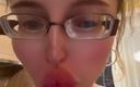 FinDom Goaldigger: Дівчина у величезних окулярах позіхає на кухні