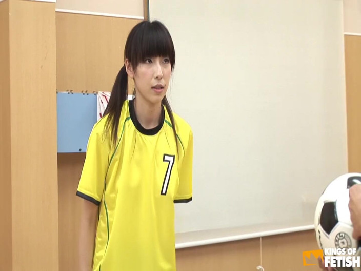 Pure Japanese adult video ( JAV): La calciatore giapponese spompina due uomini davanti ai suoi colleghi...