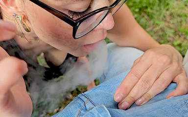 Shione Cooper: Fumando e provocando seu pau debaixo de jeans