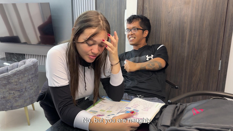 Julianaburning: Pomagam mojemu nieśmiałego przyrodniemu bratu z jego pracą domową