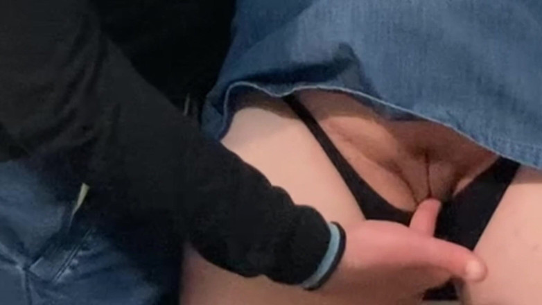 Niki studio: Wow!! Tangan orang asing sesat dalam seluar dalam seksi saya