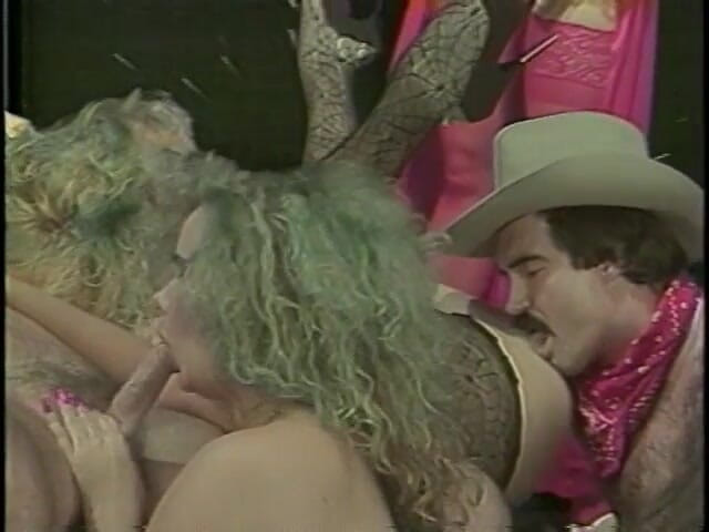Old Good Porn: Děvka sleduje, jak sexy kočka saje ptáka a je ošukaná...