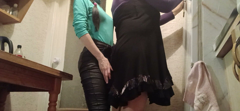 Lesbian-illusion: Tvrdě šukám svoji vdanou sousedku připínákem v kuchyni, zatímco její manžel...