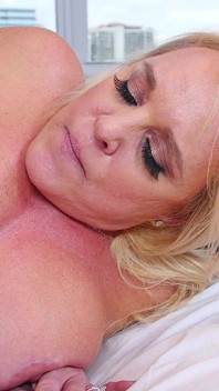 Alexis Golden ve Diamond Foxxx, büyük yarağıyla Sean'ı sikip emmek için can atıyor