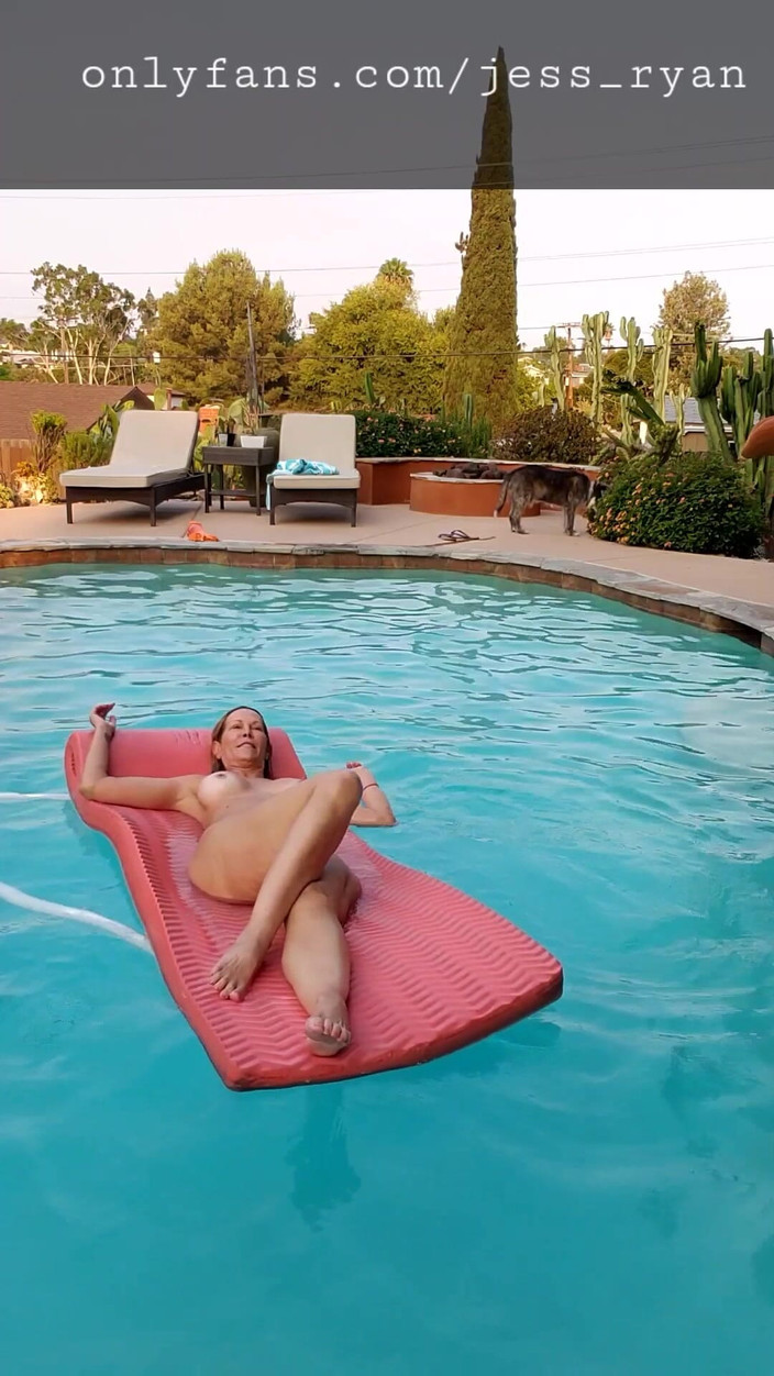 JessRyan: Sonho milf magrinha mergulhando