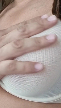 セクシーな透明ブラ、胸に触れてオナニーする