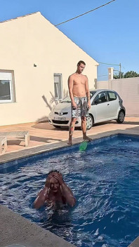 Selvagem meia-irmã seca me transa na piscina