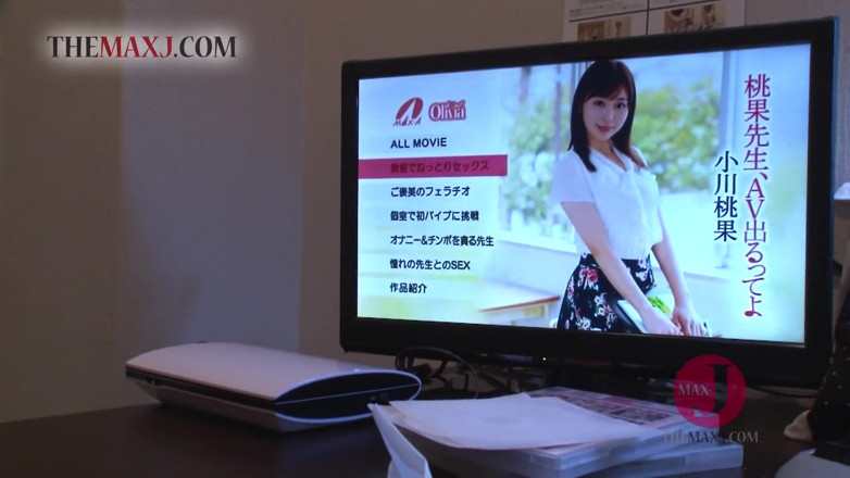 Asian happy ending: O fată asiatică sexy masturbează pula iubitului ei