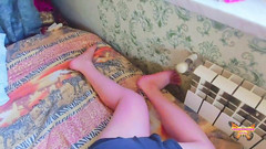 Kitty_Cross: सुंदर महिला धारीदार भूसे से रस पी रही है