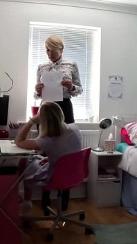 Junger rebell bekommt eine haarbürste und arsch peitscht