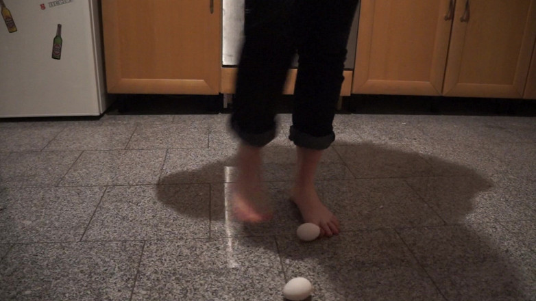 Caralia Deluxe: Pisoteando huevos con mis hermosos pies