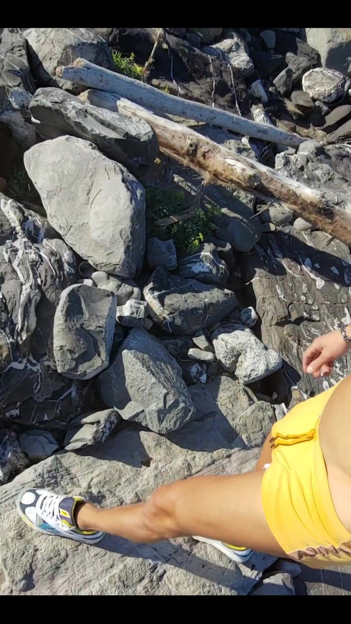 Boy jerking off: À la plage