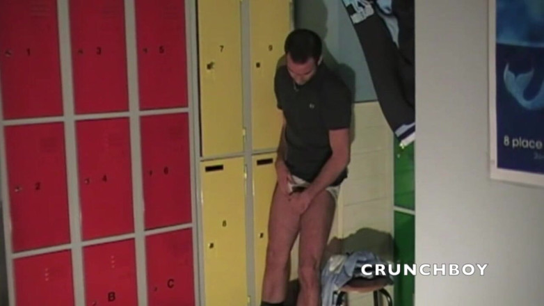 STRAIGHT BOY CURIOUS: Prosty chłopak masturbuje się w szatni na boisku