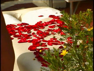 Boy Zone: Masturbuje się na zewnątrz owocami