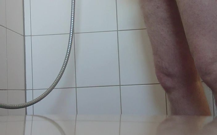 Carmen_Nylonjunge: 'S Ochtends pissen onder de douche