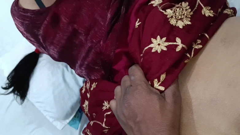 Vamika: Vamika, bhabhi tamoule, se fait baiser en levrette